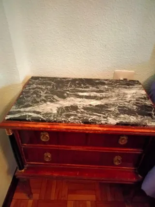 Mobili antichi in legno e marmo