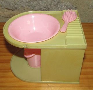 VECCHI MOBILI PER LAVABO O TOILETTE PER BAMBOLE
