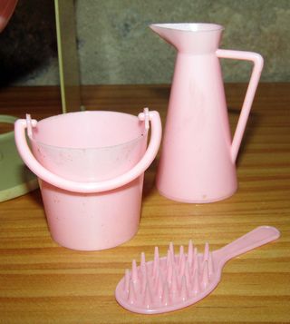 VECCHI MOBILI PER LAVABO O TOILETTE PER BAMBOLE