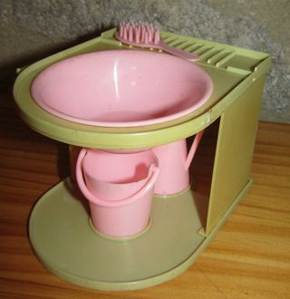 VECCHI MOBILI PER LAVABO O TOILETTE PER BAMBOLE