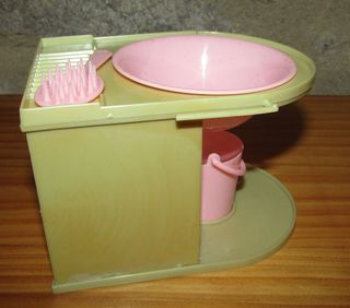 VECCHI MOBILI PER LAVABO O TOILETTE PER BAMBOLE