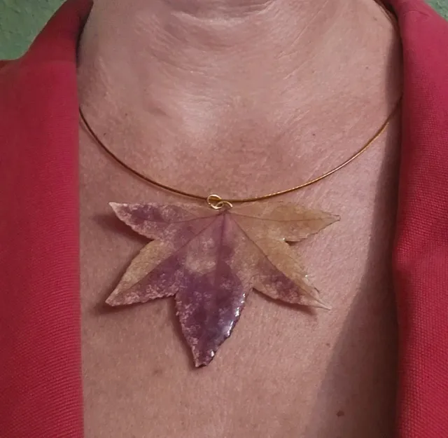 Collar Hoja Natural Dorada Morada