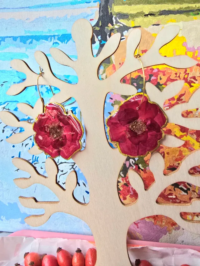 Pendientes Flor Roja Natural con Aro Dorado