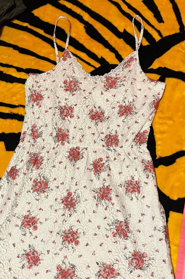 Vestido blanco flores rosas encaje