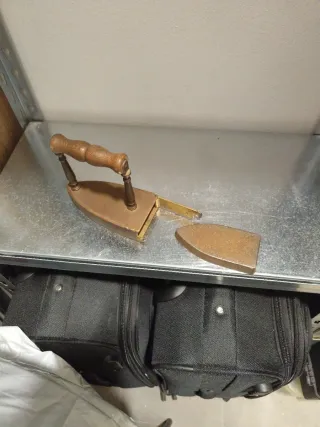 Plancha de ropa antigua de metal