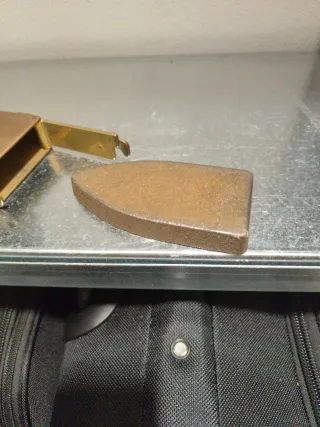 Plancha de ropa antigua de metal