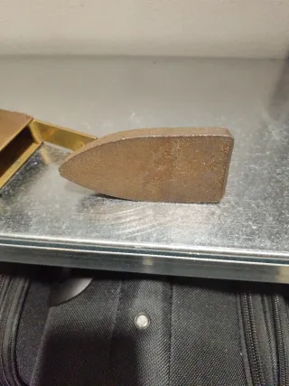 Plancha de ropa antigua de metal