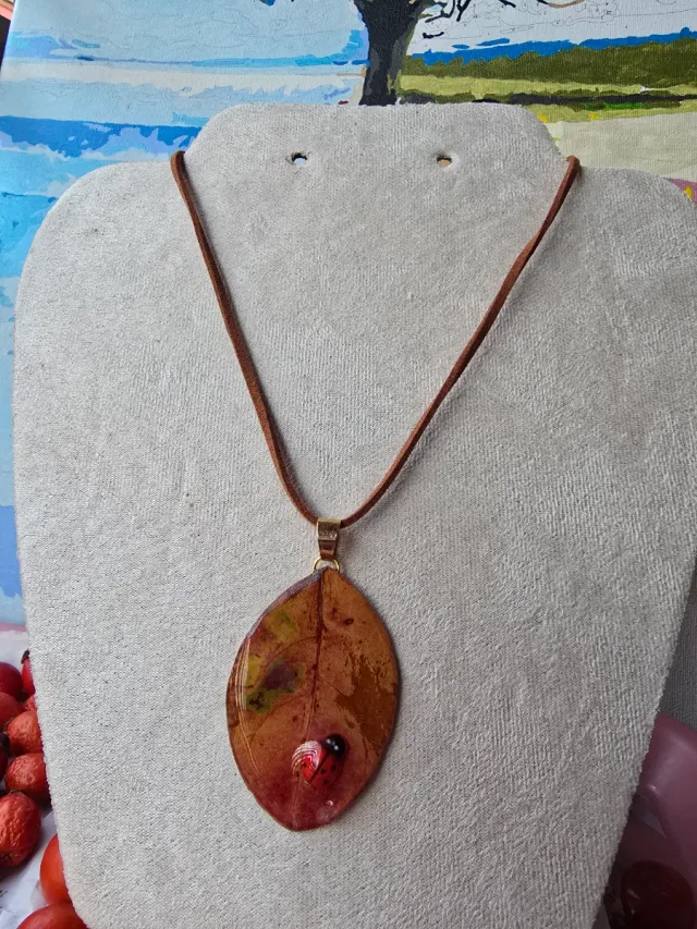 Collar hoja natural con mariquita