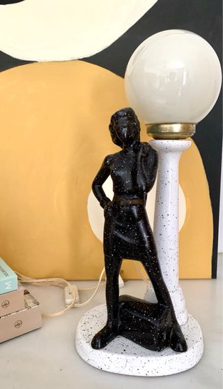 Lámpara de mesa estilo Pop Art figura mujer