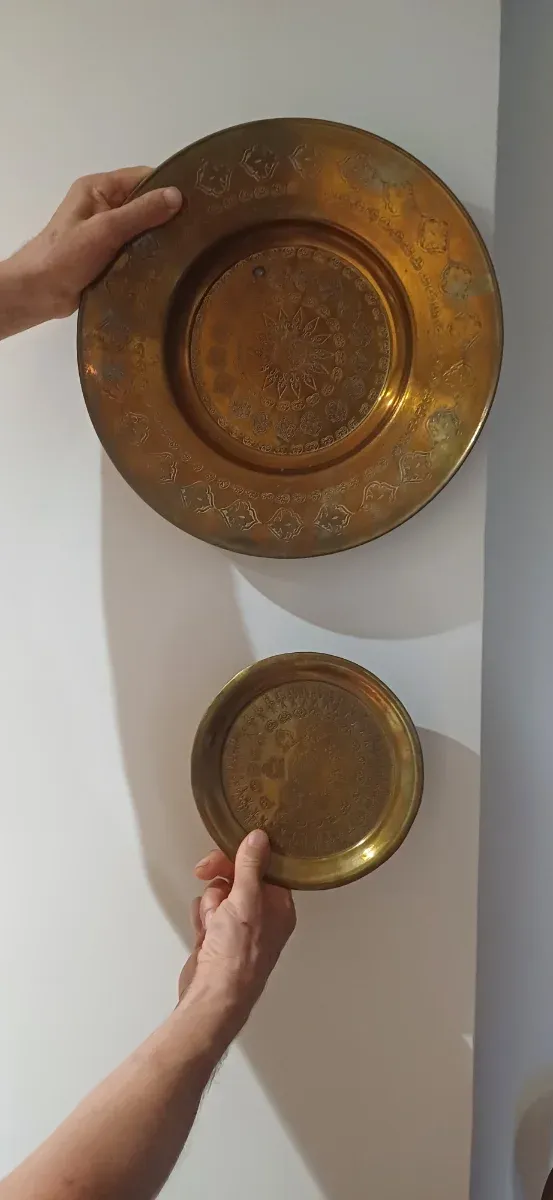 3 Platos decorativo de latón grabado