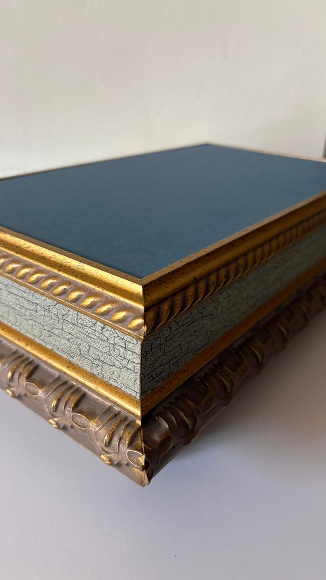 Peana de madera decorada