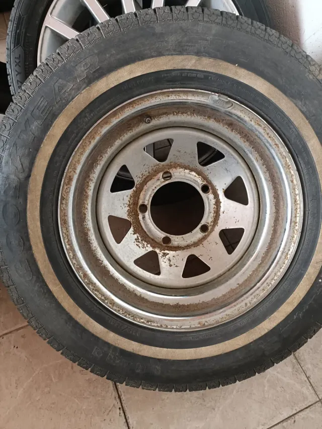 3 Llantas de 4x4 mas una diferente de regalo.