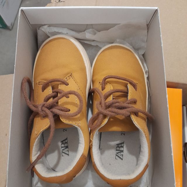 Zapatos Zara para bebé color marrón. Numero 21.