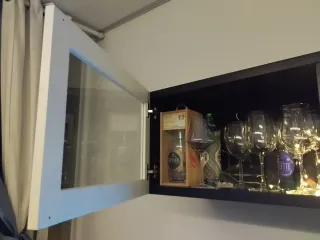 Vitrina de cristal y madera