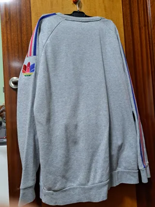 Sudadera Adidas gris con rayas multicolor