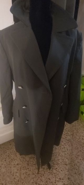 Gabardina alemana negra