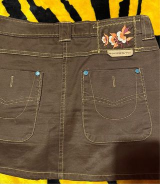 Falda marrón con botones