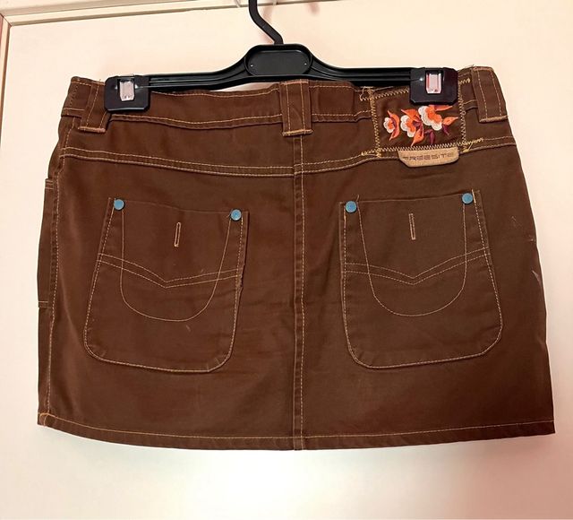 Falda marrón con botones