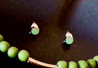 Gargantilla y pendientes dorados con cuentas verde