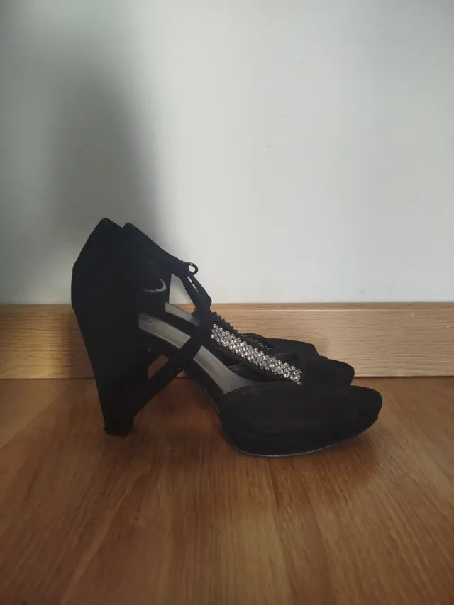 Tacones negros con pedrería