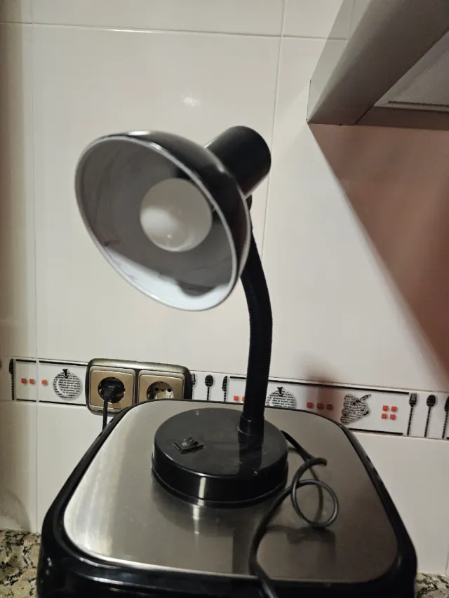 Lámpara de mesa negra y plateada