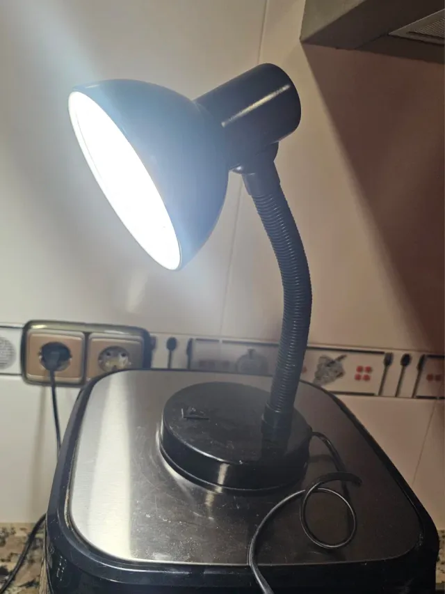 Lámpara de mesa negra y plateada