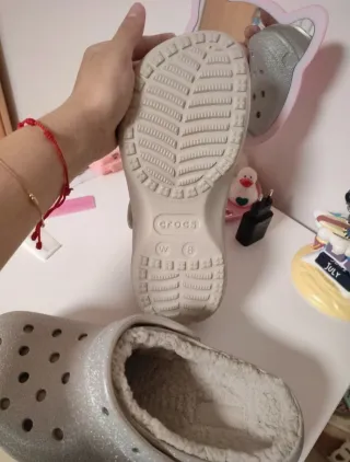 Crocs plateados con pelo y brillo