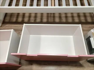 Dormitorio juvenil blanco y rosa