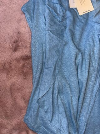 Top azzurro con balze in misto lino e cotone