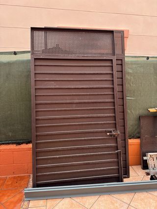 Cancelas de hierro marrón