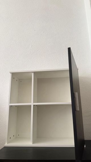 Mueble de colgar blanco y negro con puerta