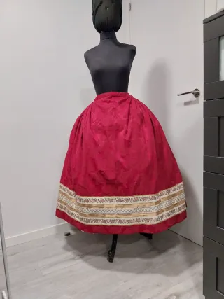 Falda de indumentaria roja con cenfa