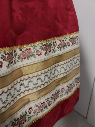Falda de indumentaria roja con cenfa