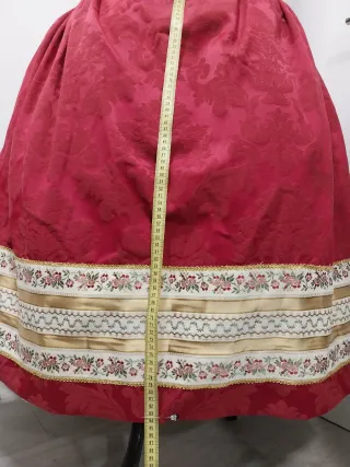 Falda de indumentaria roja con cenfa