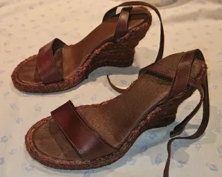 Sandalias cuña esparto trenzado marrón