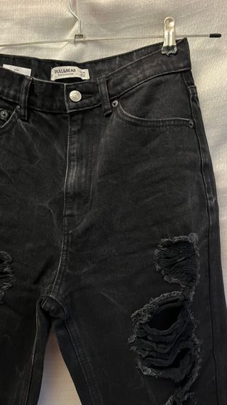 Pantalón vaquero negro roto de PULL&BEAR