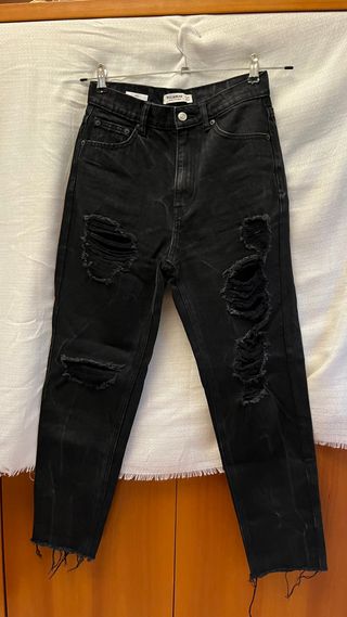 Pantalón vaquero negro roto de PULL&BEAR