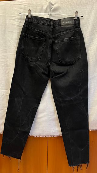 Pantalón vaquero negro roto de PULL&BEAR