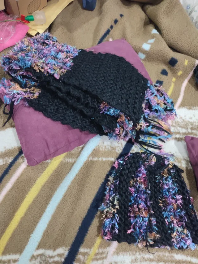 Bufanda negra con flecos multicolor