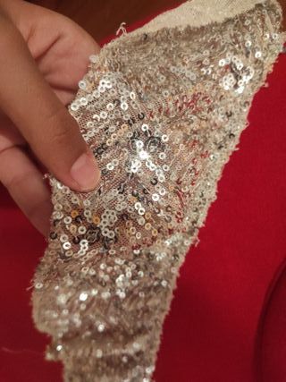 Sudadera roja con lentejuelas