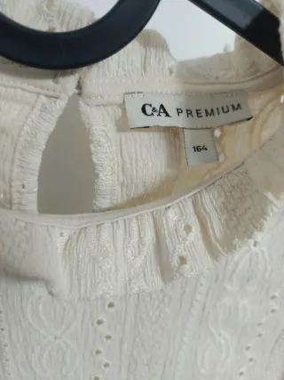 Blusa beige con volantes niña