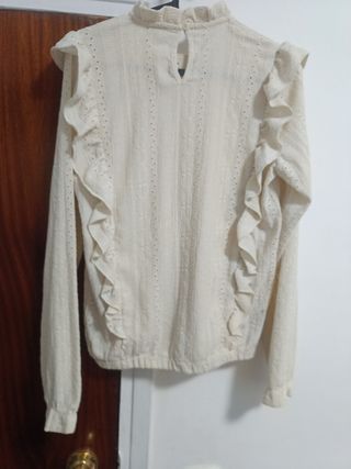 Blusa beige con volantes niña