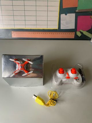 Dron con cámara Naranja y Blanco