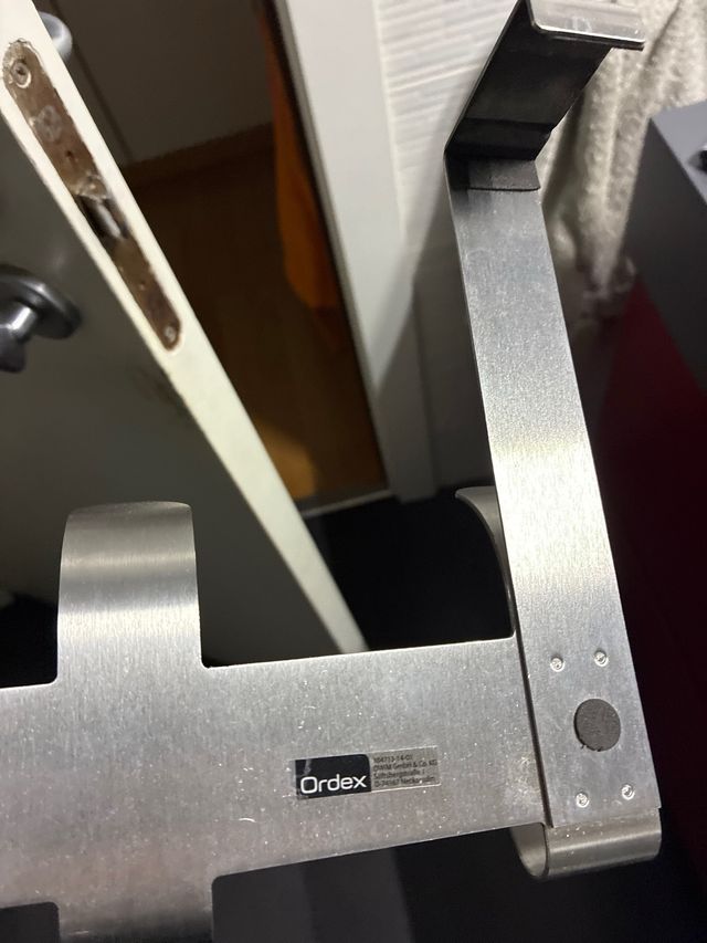 Colgador de puerta metálico plateado