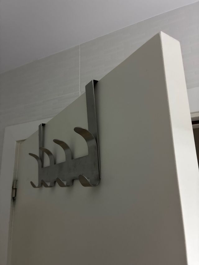 Colgador de puerta metálico plateado