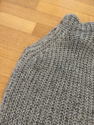 Gilet in maglia grigio con dettagli brillanti