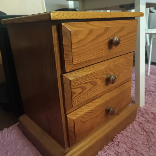 Mesilla de madera. Ideal para restaurar. Perfecta