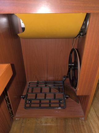 Máquina de coser Alfa con mueble