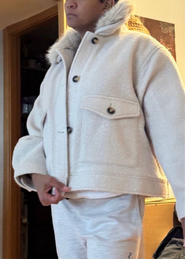 Abrigo corto beige con pelo