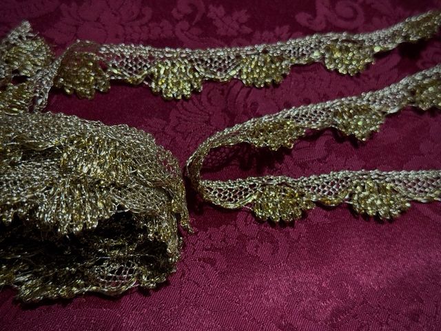 Encaje sintético dorado